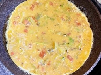 step6: 燒熱平底鑊，下橄欖油，把蛋餅混合料倒入鑊中，大火煎1分鐘，再轉小火煎2-3分鐘。