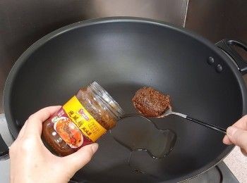 step8: 燒熱油； 下淘大避風塘風味醬推開