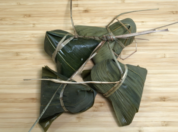 step7: 棉繩繞粽子2圈，拉緊打2個結，可包4顆粽子