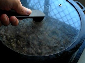 step5: 煮滾後，蓋上蓋子轉小火悶煮30分鐘。