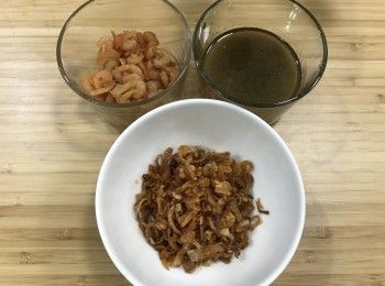 step4: 保留滷豬肉和香菇的滷汁，炒香蝦米，炸紅蔥頭