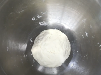 step1: 中筋麵粉、木薯粉、鹽混合，分兩次加入水，搓揉成團，鬆弛5分鐘