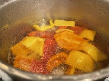 step3: 轉明火處理，鑊中加入少許油爆白蒜頭，加入醬汁，炒到醬汁稍為杰身，腩排回鑊，腩排沾滿醬汁，加入三色椒炒勻，熄火後加入菠蘿炒勻即成。

*三色椒可轉青椒和洋蔥，焯三色椒是大廚教路代替走油。