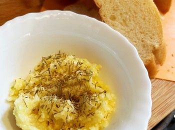 step3: 蒜蓉、牛油、鹽、百里香拌勻