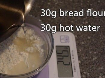 step1: 30克高筋麵粉及30毫升熱水混合至沒有粉粒