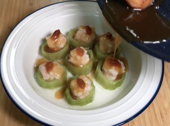 step5: 蝦膠釀勝瓜蒸熟後，淋上茨汁