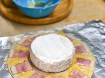 step2: 均勻塗上蜂蜜芥末醬，然後鋪好煙肉