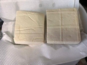 step2: 先將板豆腐用廚房紙墊著。