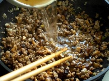 step4: 加入醬油、蠔油、米酒拌炒均勻。倒入約500-600cc左右的香菇水。