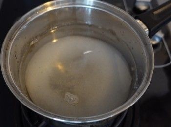 step4: 1000毫升水及220克粗鹽煮至大滾