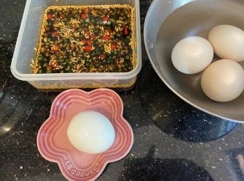 step6: 將蒜蓉，葱粒、紅辣椒粒、蕎麥冷麵汁、日本醬油、凍滾水、花椒油、麻油、黃糖、白芝麻混合，放入雞蛋浸泡