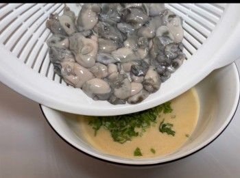 step9: 將芫荽粒和蠔仔加入粉漿。