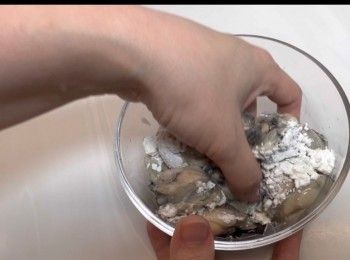 step2: 加入兩茶匙生粉和一茶匙鹽，先清洗蠔仔。