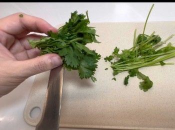 step1: 將芫荽葉切段，用來裝飾用；芫荽莖切粒，用來加入粉漿