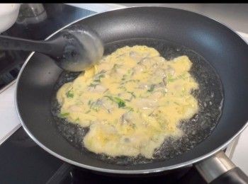 step11: 於平底鑊加入適量的油，以中火炸蠔餅。