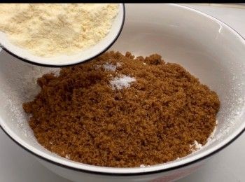 step6: 將黑糖、鹽和吉士粉加入低筋麵粉，然後拌勻