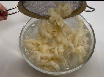 step3: 將煮好的無骨鳳爪，隨即放於冰水中冰鎮15分鐘。