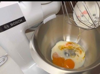 step2: 將牛奶、蛋黃三隻和油攪勻。