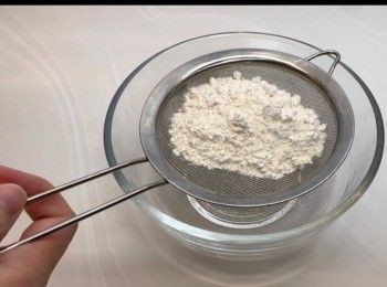 step1: 將低筋麵粉過篩備用
