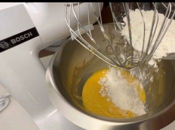step3: 加入已過篩的低筋麵粉（分三次加入）攪拌至細滑而無粒狀。