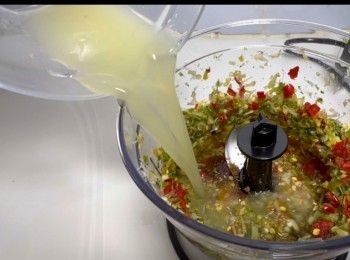 step7: 加入<span class="group_2">調味</span>料（糖、魚露、青檸汁、飲用水、白醋），加以攪拌