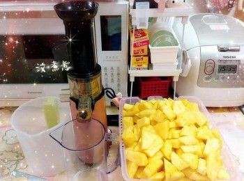 step1: 1. 先將糯米粉平均放在烤盤上，放中層，焗約8-10分鐘（150°），備用 2. 菠蘿去皮，去心，切小塊