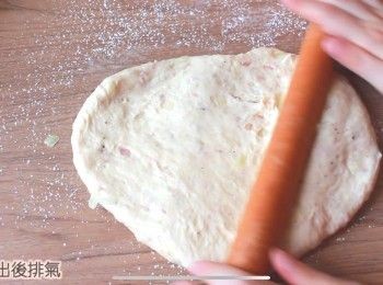 step4: 取出麵團後排氣，（如果覺得有點黏手可以灑1點麵粉）