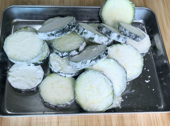 step3: 櫛瓜沾粟粉