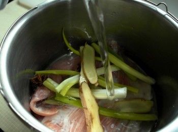 step1: 松坂肉放入內鍋中，加入薑片、米酒、蔥段、少許鹽以及少許的水，放入電鍋蒸30分鐘。