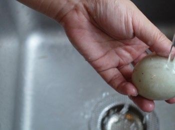 step1: 鴨蛋洗淨