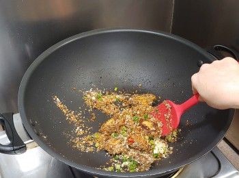 step11: 快手炒勻至乾身; 最後在上面再灑小許金蒜粒便完成