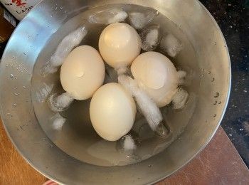 step5: 立即將雞蛋放入裝有冰塊的凍滾水內、輕敲蛋殼，裂開後去殻