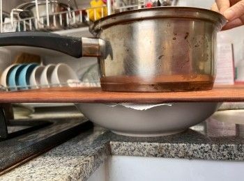 step3: 然後用重物壓著靜置半小時至1小時，讓多餘水份被壓出來。