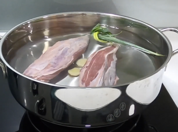 step3: 牛展加蔥、薑片、室溫水，川燙