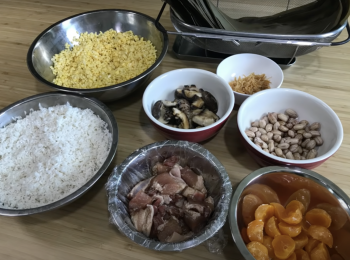 step1: 包粽前一天，乾粽葉、去皮綠豆、冬菇和乾貝泡水，豬腩肉調味。
包粽當天，處理粽葉(請參考處理粽葉的食譜)花生泡水2小時，糯米泡水1小時。綠豆調味，糯米調味。冬菇去蒂切厚片，加油炒香。乾瑤柱撕碎，乾鍋炒香。鹹蛋黃沾米酒，170度烤6分鐘，切半
