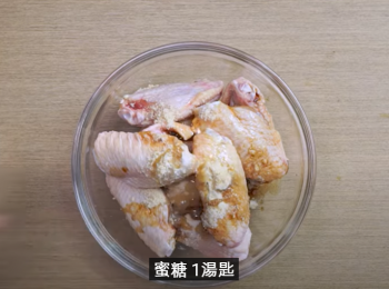 step2: 生粉 適量，鹽 1茶匙，胡椒粉 適量，醬油 半湯匙，麻油 適量，蜜糖 1湯匙，蒜蓉 1湯匙