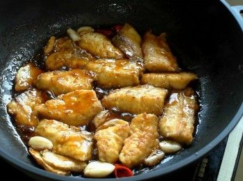 step4: 放入辣椒、蒜頭以及一半調味料拌炒均勻。轉小火煨煮3-5分鐘，中間可先試味道，不夠的話再加剩下的調味料。