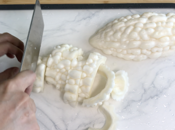 step1: 苦瓜洗淨，切掉頭尾，剖半刮囊去籽，切塊