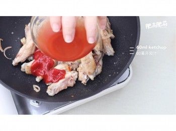 step5: 加入1茶匙米酒, 60毫升茄汁和1茶匙糖
把醬料炒勻