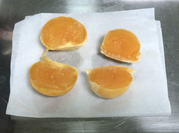 step4: 熱水蒸鹹蛋黃8分鐘，一分為二