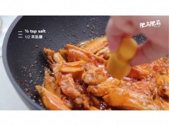 step7: 加入½ 茶匙生抽/醬油和½ 茶匙鹽