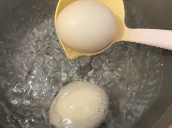 step3: 滾後輕手放入雞蛋