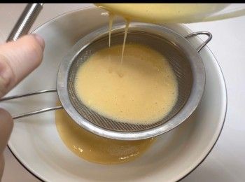 step8: 將粉漿過一次篩，使粉漿更加順滑。