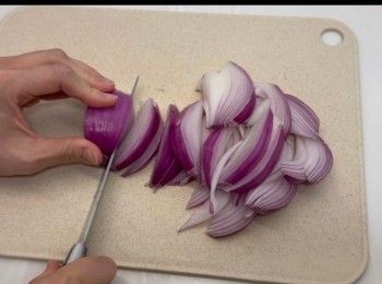 step8: 將紫洋蔥切幼條。