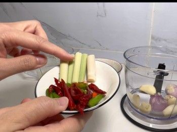step6: 按次序將材料打碎（由硬至軟）
1.乾蔥頭、蒜頭和香茅
2.紅/青辣椒
3.芫荽
