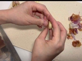 step2: 將蒜頭去衣