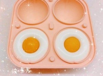 step4: 然後蓋上蓋子，用滴管慢慢注入剩下的慕絲，放進冰格冷凍至少5小時至硬身，脫模