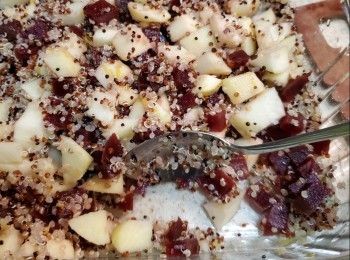 step6: 每當切一個蘋果粒時就加入拌勻,因為沙律中有檸檬汁不會令蘋果氧化變啡色