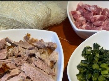 step3: 芽菜洗淨，摘去頭尾。紅甜椒洗淨，切絲。