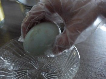 step5: 每隻鴨蛋用酒滾一趟